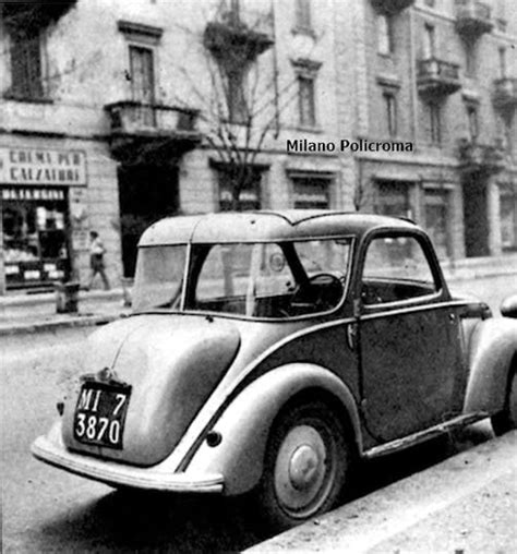 Fiat Topolino parcheggiata in una via storica di Roma
