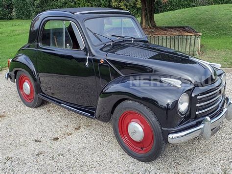 Fiat Topolino in una piazza storica di Torino