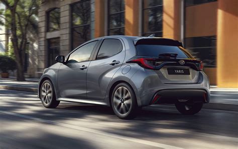 Toyota Yaris quarta serie in movimento su strada urbana