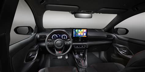Interni della Toyota Yaris con display multimediale e cruscotto digitale
