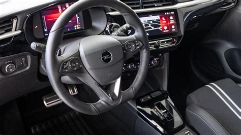 Interni Opel Corsa D con volante