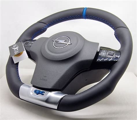 Dettaglio volante Opel Corsa OPC