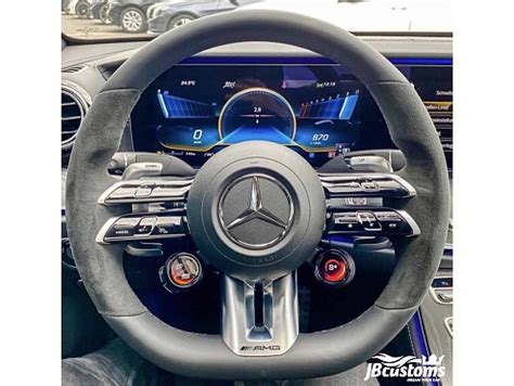 Dettaglio volante Mercedes GLE con comandi touch