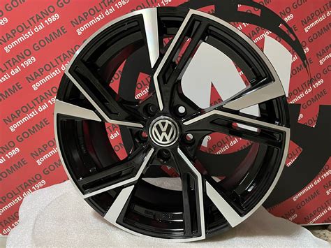 Dettaglio cerchi in lega Volkswagen Scirocco R-Line