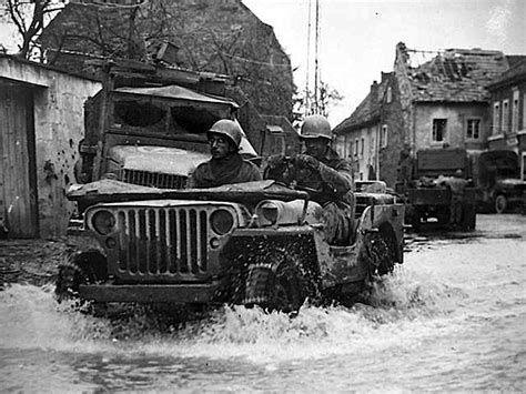 Jeep Willys MB in azione durante la Seconda Guerra Mondiale
