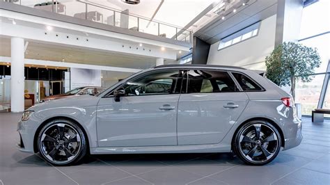 Audi A3 Sportback Grigio Chiaro in ambiente urbano