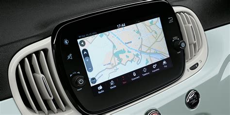 Schermata del navigatore Uconnect Fiat Tipo con indicazioni di percorso