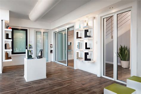 Interno di uno showroom con veicoli Mercedes-EQ in esposizione