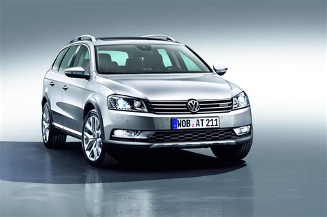 Volkswagen Passat Alltrack di tre quarti anteriore