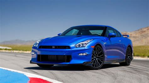 Nissan GT-R vista frontale dinamica