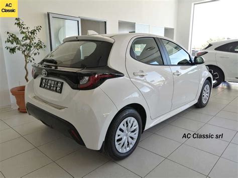 Infografica: confronto prezzi e chilometraggi Toyota Yaris aziendale