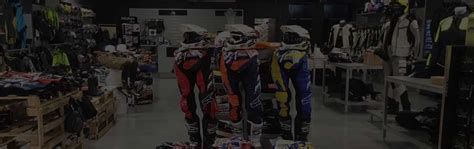 Vetrina di abbigliamento tecnico per motociclisti con marchi come BMW, Rukka, Shoei, Dainese