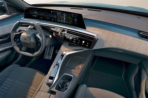 Interno di una Peugeot 3008 con cruscotto e sistema di climatizzazione