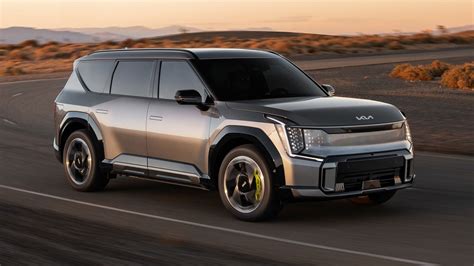 Vista frontale e laterale del SUV Kia EV9 in un ambiente moderno