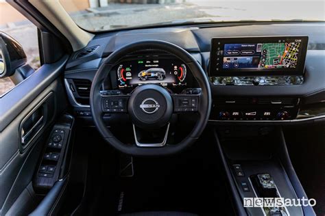 Interni del Nissan Qashqai con focus sulla plancia e la posizione di guida rialzata