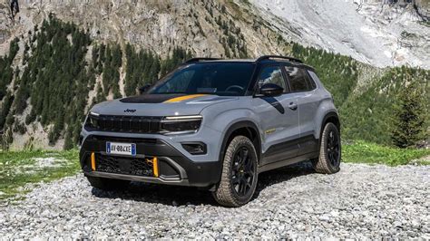 Jeep Avenger 4xe in un contesto fuoristradistico