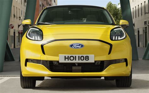 Veduta frontale di una Ford Galaxy con design elegante e imponente