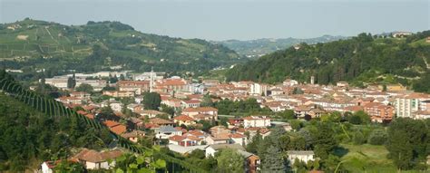 Veduta panoramica delle colline di Santo Stefano Belbo con strada moderna
