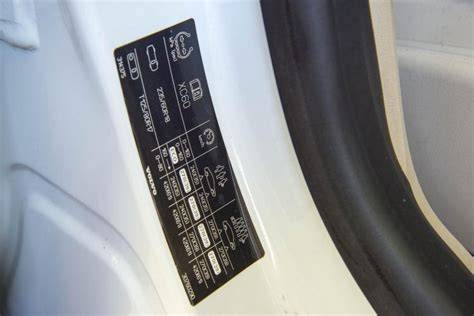 Adesivo con le pressioni dei pneumatici sulla portiera di un'auto