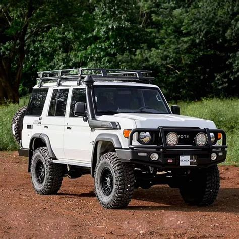 Toyota Land Cruiser in un ambiente off-road