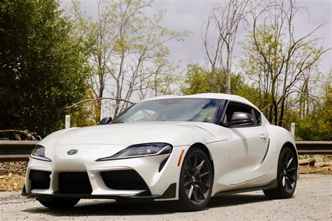 Toyota Supra in azione su una pista