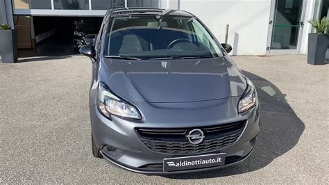 Dettaglio del frontale di una Opel Corsa grigio scuro