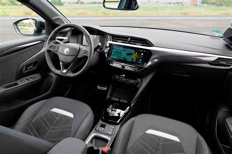 Interni di una Opel Corsa con schermo infotainment