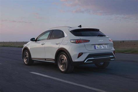 Kia XCeed in movimento su strada