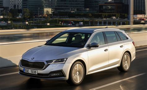 Skoda Octavia G-TEC Wagon in un ambiente urbano