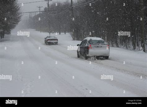 Mercedes Classe C che guida su strada innevata