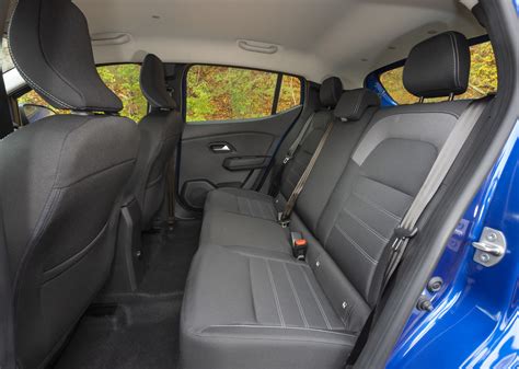 Interno di una Dacia Sandero con sedili posteriori ripiegati per mostrare l'aumento di spazio