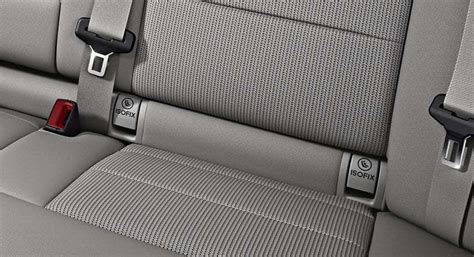 Illustrazione degli attacchi ISOFIX visibili dopo la rimozione della seduta del sedile posteriore