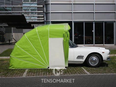Tenda garage per auto installata in un giardino
