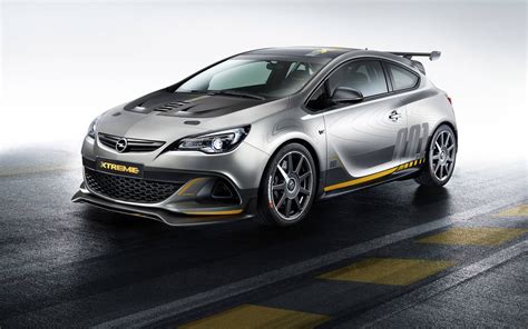 Opel Astra OPC in pista