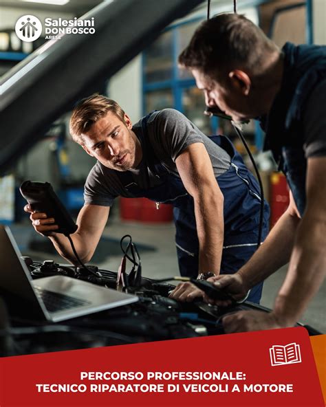 Tecnico specializzato che lavora al motore di una motocicletta