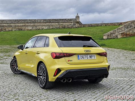Audi S1 Sportback vista posteriore con quattro terminali di scarico