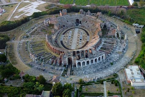 Vista aerea di Santa Maria Capua Vetere con il suo anfiteatro romano