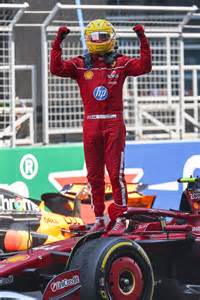 Lewis Hamilton festeggia una vittoria con la Mercedes