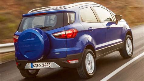 Ford EcoSport con ruota di scorta esterna e modello restyling a confronto