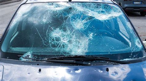 immagine di un parabrezza danneggiato durante il trasporto