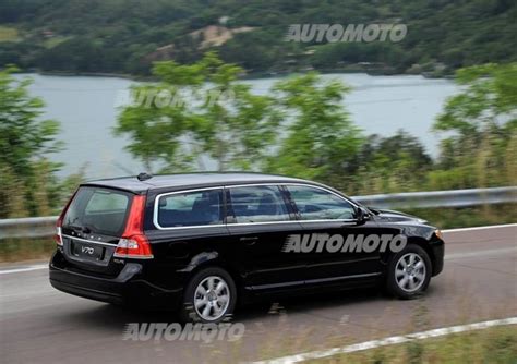 Volvo V70 in movimento su strada