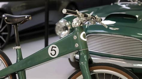 Parco di biciclette elettriche di diversi marchi automobilistici