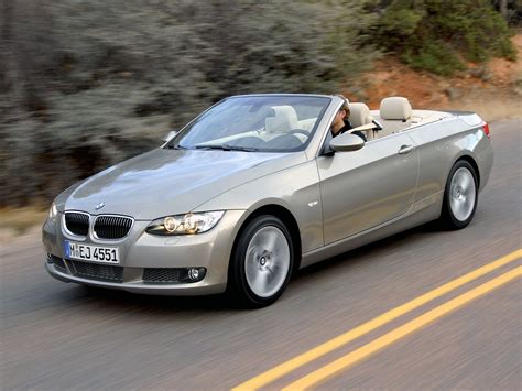 BMW Serie 3 Cabrio bianca in un paesaggio costiero
