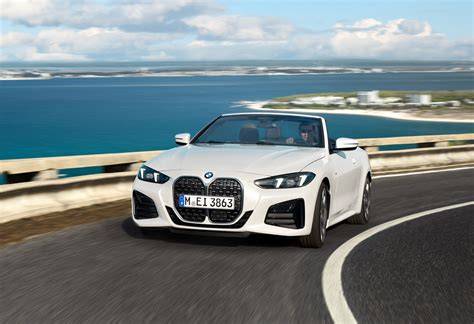 BMW Serie 3 Cabrio bianca in movimento su una strada tortuosa