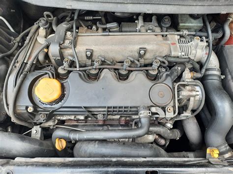 Vano motore Opel Zafira con freccia che indica la posizione del filtro gasolio