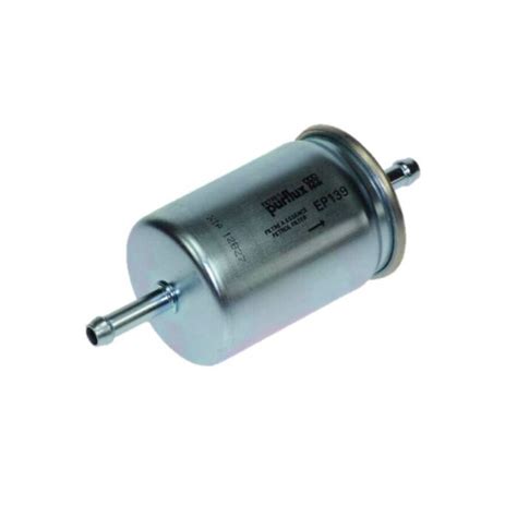 Primo piano di un filtro gasolio auto con i tubi di connessione