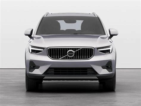 Vista frontale della Volvo XC40 con fari a LED a forma di Martello di Thor