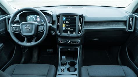 Interni della Volvo XC40 con display centrale verticale e plancia minimalista