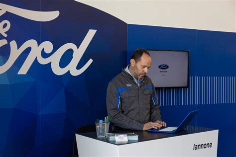 Interno di un'officina autorizzata Ford con tecnici al lavoro