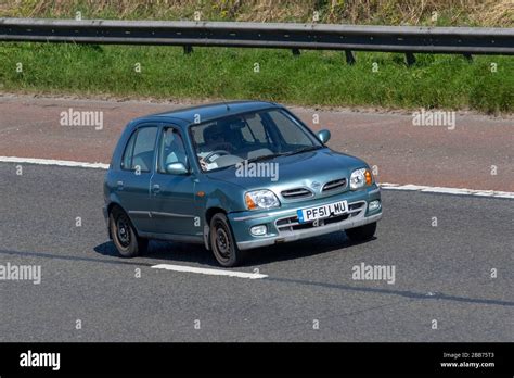 Nissan Micra in autostrada